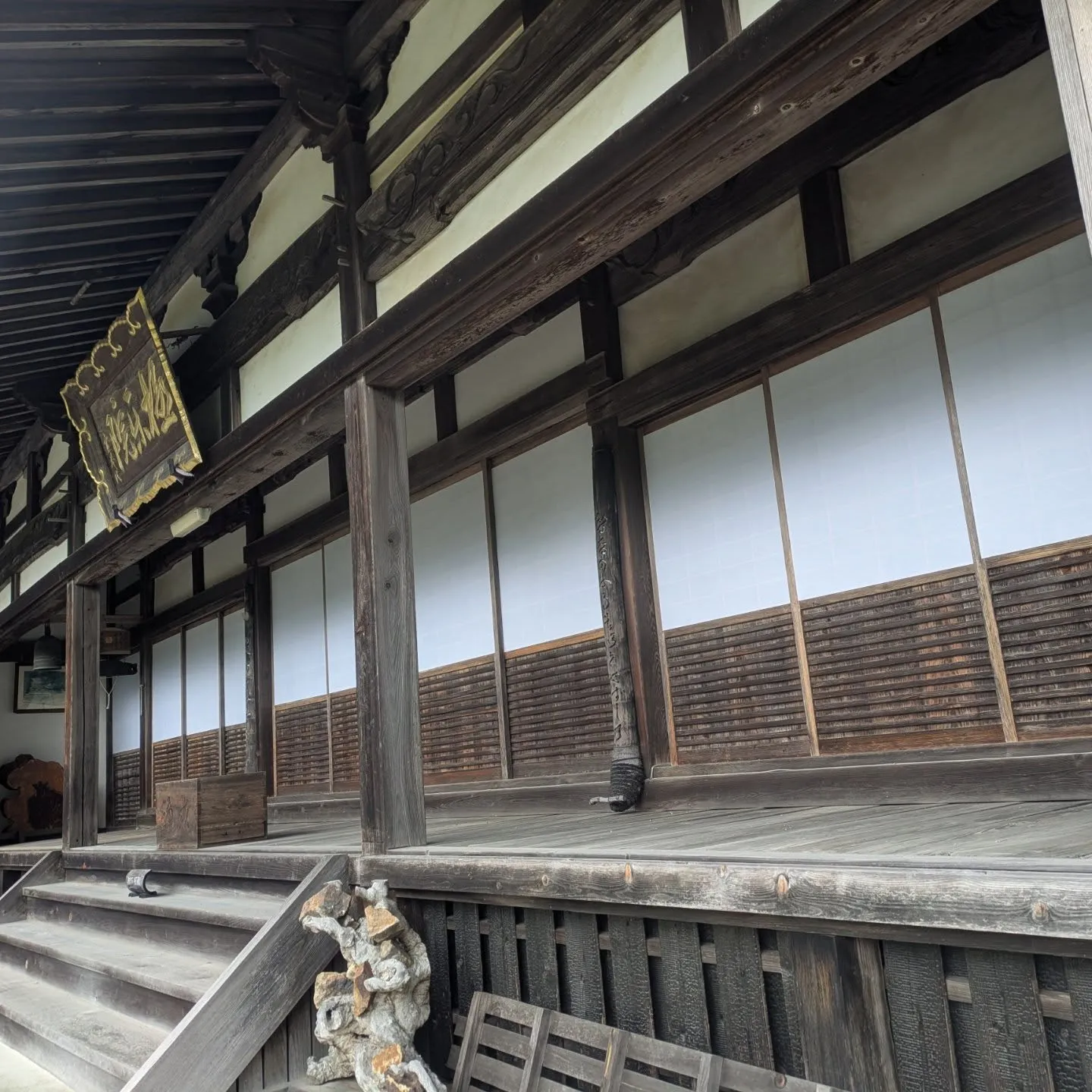 お寺の障子張替えさせて頂きました。