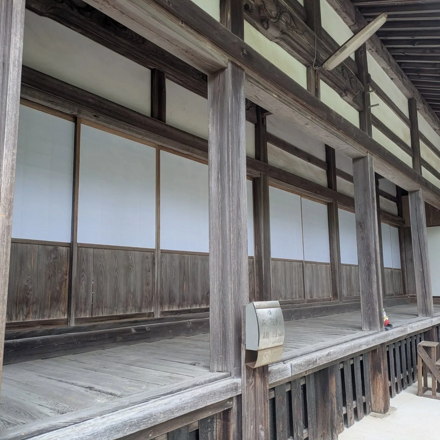 お寺の障子張替えさせて頂きました。