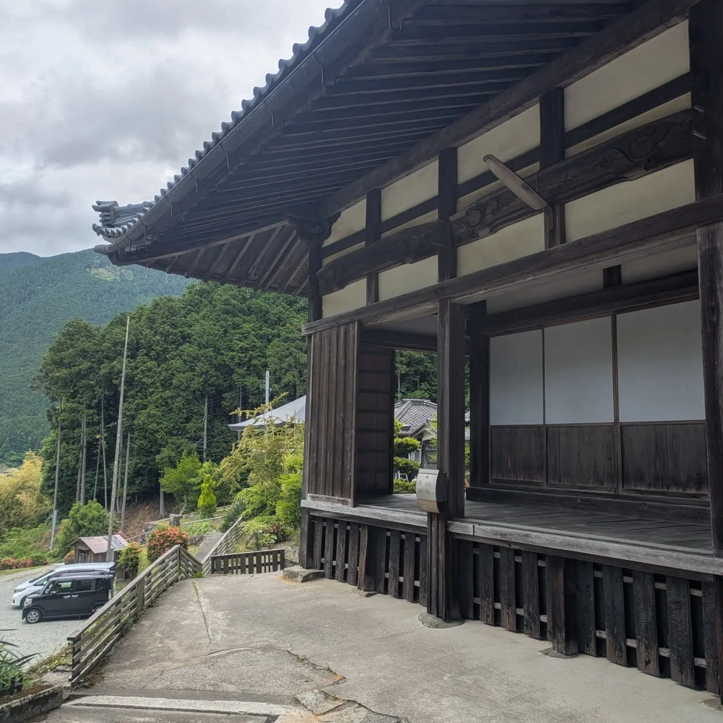 お寺の障子張替えさせて頂きました。
